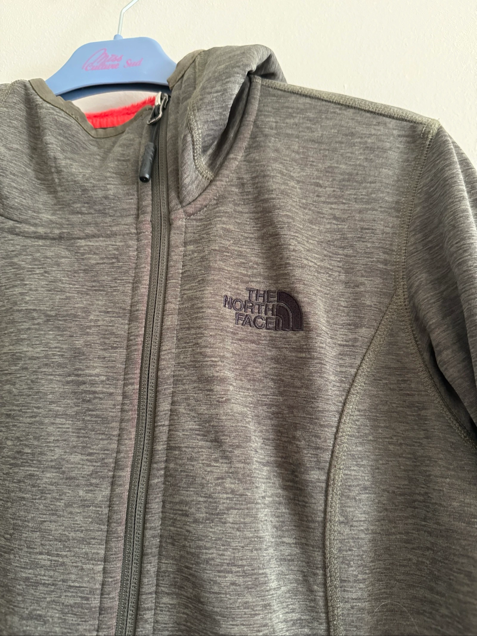 Veste The North Face feminina acolchoada - Tamanho M - Excelente estado - ideal para atividades ao ar livre – photo 3